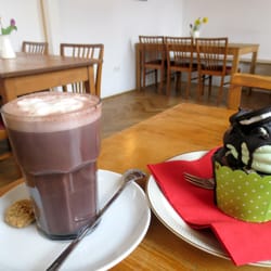 Black Veg - Hot chocolate with mint-oreo cupcake