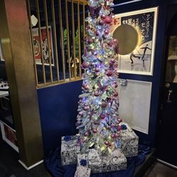 Kizzy T's - Xmas tree by front door