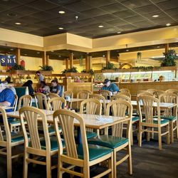 Four Seasons Buffett - Dining area at Four Seasons