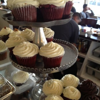 Jongewaard's Bake n Broil - RVC and Chocolate cupcakes - American Near Me - Long Beach, California