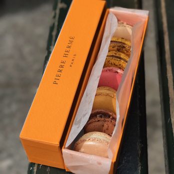 Pierre Hermé - Beautiful macaron in a beautiful box! So good - Chocolatiers & Shops Near Me - Paris, 75 Pierre Hermé - Beautiful macaron in a beautiful box! So good - Chocolatiers & Shops Near Me - Paris, 75