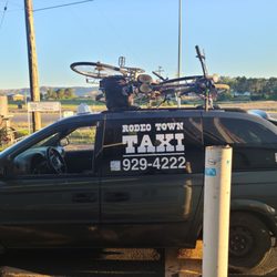 Rodeo Town Taxi - The taxi with five large bicycle strapped on and inside.