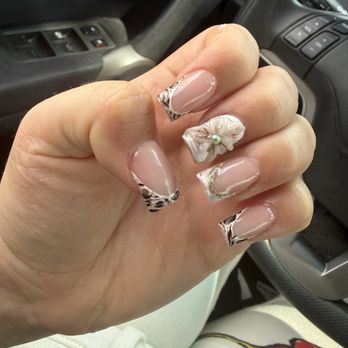 Daisy Nails - And this is what I got as you can see it just looks rushed. The flower looks tacky. The whole set looks rushed. - Nail Salons Near Me - Minneapolis, Minnesota Daisy Nails - And this is what I got as you can see it just looks rushed. The flower looks tacky. The whole set looks rushed. - Nail Salons Near Me - Minneapolis, Minnesota