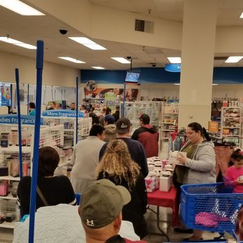 Ross - Subday 10/28/18, Sunday at 2pm. 2 cashiers total. 1 working returns. This is the windy line probably 50 people deep. RIP. - Department Stores Near Me - Clackamas, Oregon