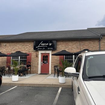 Leone’s - Exterior Door and Patio Seating - Italian Near Me - Elverson, Pennsylvania