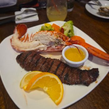 Popei's Clam Bar - Skirt steak and half a lobster - Seafood Near Me - Bethpage, New York