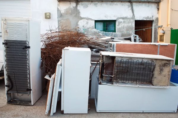 Garbage & Trash Removal - Get rid of clutter and free up space
Improve the appearance and value of your property
Reliable and friendly staff who will handle all your needs
Upfront pricing with no hidden fees or charges
Responsible disposal of waste materials to protect the environment
