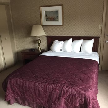 Travelodge Edmunston - The uncomfortable bed and tiny pillows - Hotels Near Me - Edmundston, New Brunswick Travelodge Edmunston - The uncomfortable bed and tiny pillows - Hotels Near Me - Edmundston, New Brunswick