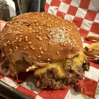 Rotunda Brew Pub - Lightning Cattle Wagyu Smash Burger - New American Near Me - Hershey, Pennsylvania