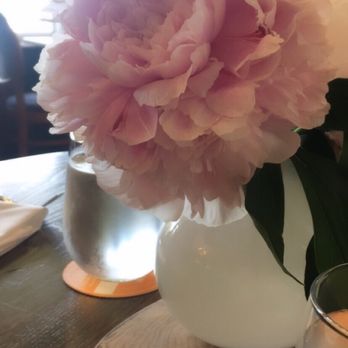 Flour Mill Scratch Kitchen Restaurant - Nice fresh flowers on each table. - Canadian (New) Near Me - Niagara Falls, Ontario