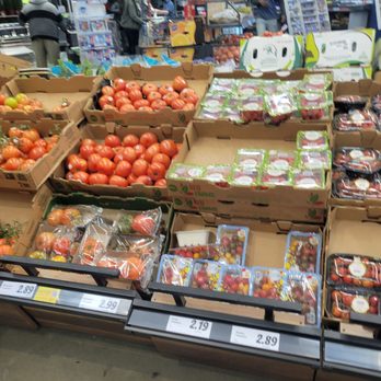 Lidl - Produce section - Grocery Near Me - Folsom, Pennsylvania