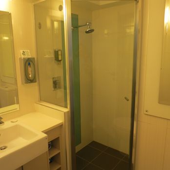 Hyde Park Inn - bathroom shower - Hotels Near Me - Sydney, NSW