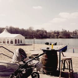 Strandbad Weissensee - Blick auf See und Sandstrand (Zugang zum Wasser nur über Betonstufen!)