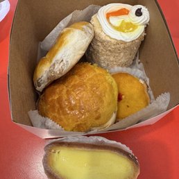 Egg tart, peach cake, mini pineapple bun, coconut tart, wife thing Egg tart, peach cake, mini pineapple bun, coconut tart, wife thing