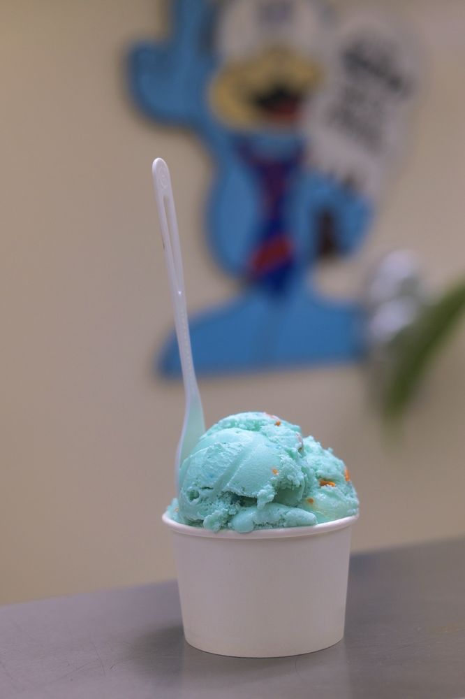 Dave's Ice Cream - Waimanalo Logo