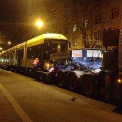 BVG Betriebshof Lichtenberg - Die Tram wird per Tieflader angeliefert