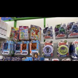 Toys R Us - Throwback figures