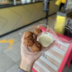 Ig: @whatsviveating  |  falafel and tahini