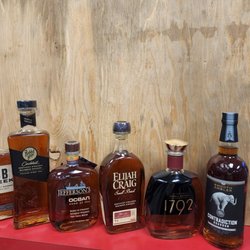 T & R Liquor Store