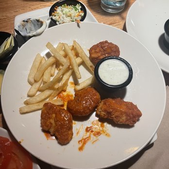 Applebee's Grill + Bar - Wings for second plate of endless wings false advertisement - Sports Bars Near Me - Chino, California