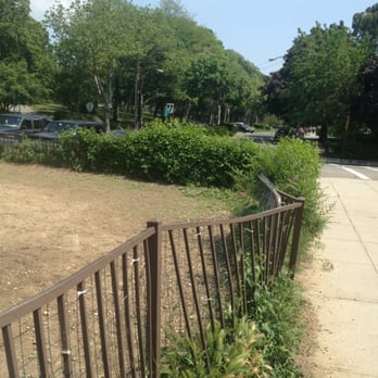 Bugsy's Dog Run - Not in the best shape, but the fence has no gaps that would allow for escape. - Dog Parks Near Me - Queens, New York