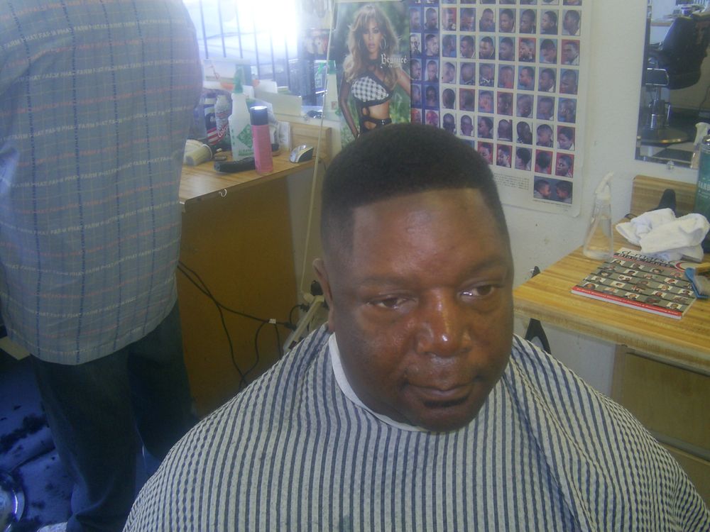 Gee the barber Logo