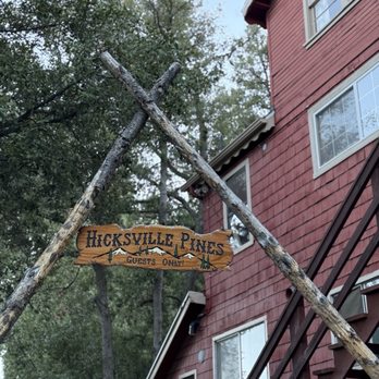 Hicksville Pines - The creative and fun entrance walkway to most of the rooms/buildings - Hotels Near Me - Idyllwild, California