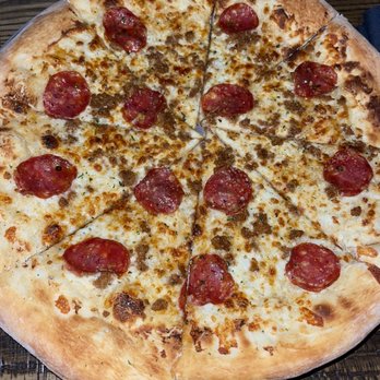 Puttery - Sausage & Hot Honey Pizza - Mini Golf Near Me - The Colony, Texas
