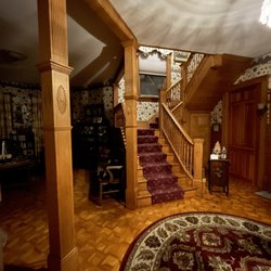 McConnell Inn - Foyer staircase, sitting room
