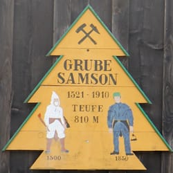 Bergwerkmuseum Grube Samson - Schild an der Grube Samson: In Betrieb von 1521 bis 1910 mit einer Tiefe von bis zu 810 Metern.