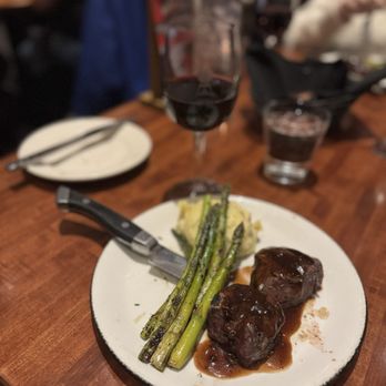 Weber Grill Restaurant - Beef Medallions with asparagus and garlic mashed potatoes - Barbeque Near Me - Schaumburg, Illinois