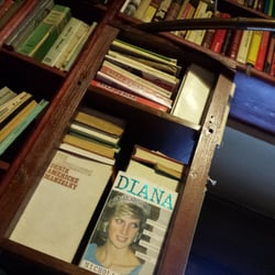 Úžasná skrumáž knih, ode všeho něco, a občas "kouzlo nechtěného" aneb sousedství Americké manželky a Lady Di...