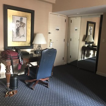 The Whitehall Hotel - Desk area near door and closet - Hotels Near Me - Chicago, Illinois