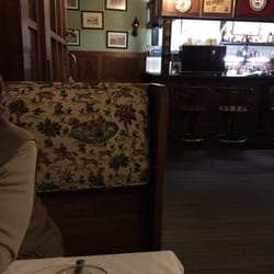 The Fireside Inn - Rustic restaurant, tablecloths and cloth serviettes,