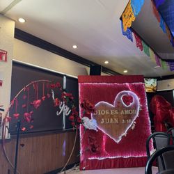 El Sazon de los Abuelos - Valentine's Day decor