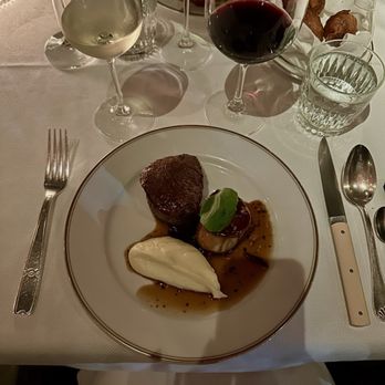 Le Coucou - Filet de bœuf, jus à la moelle, queue dans la boulangère - French Near Me - New York, New York