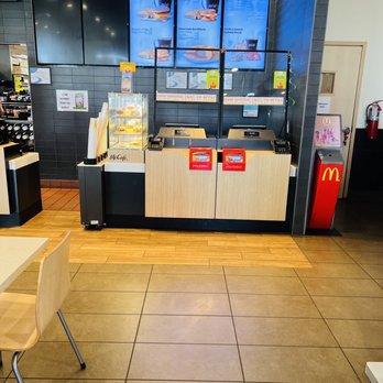 McDonald's - Do you see a counter? Nope. - Burgers Near Me - George West, Texas