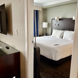 Sandman Signature Langley Hotel - Bedroom