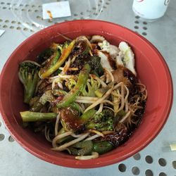 Urban Shop 543 - Chicken and vegetable bowl (one choice of sauce, 4 choices of vegetables)
