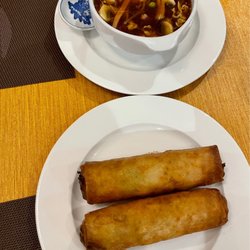 Hong Kong - Hot and sour soup and spring rolls