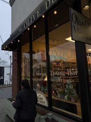 Olive del Mondo: Olive Oils, Vinegars & Vegan Mini Mart by null