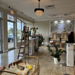 Glow Nails Salon - Front of salon