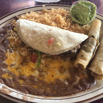 El Farolito - Carnitas taco, beef rolled taco, with rice and beans. - Mexican Near Me - Placentia, California El Farolito - Carnitas taco, beef rolled taco, with rice and beans. - Mexican Near Me - Placentia, California