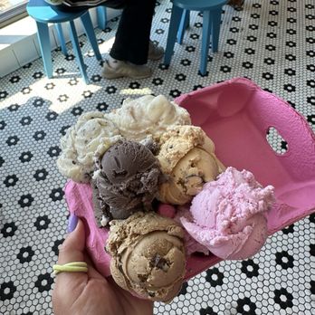 Love Creamery - This is our ice cream flight!! 6 scoops for $14. What a deal - Ice Cream & Frozen Yogurt Near Me - Duluth, Minnesota