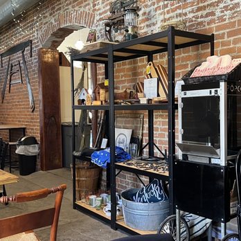 Glencoe General Store - Seating area - Pizza Near Me - Glencoe, Kentucky