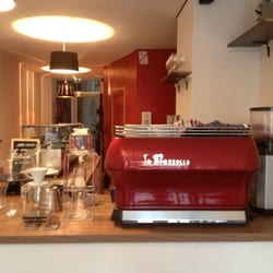 Nukind Coffee House - La machine Marzocco et le comptoir.
