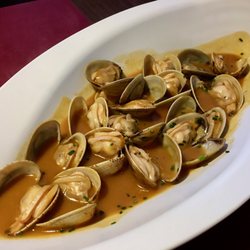 La Sartén de Coruña - Almeja babosa a la marinera (€20): Venus clams sautéed with sailor’s sauce (wine, garlic, tomatoes, onions, and saffron).
