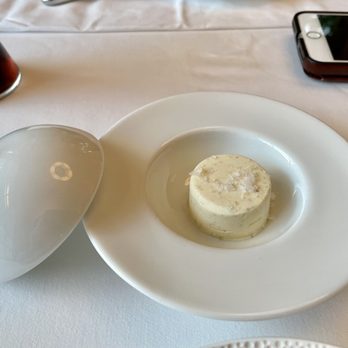 La villa - Starter: Butter served with small bread of your choice - French Near Me - Zlín, ZL