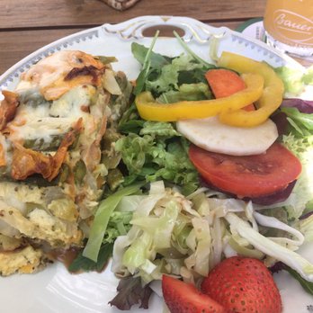 Lili Marleen - Süßkartoffel-Spargel-Lauch-Auflauf mit Salat - Cafes Near Me - Berlin, BE
