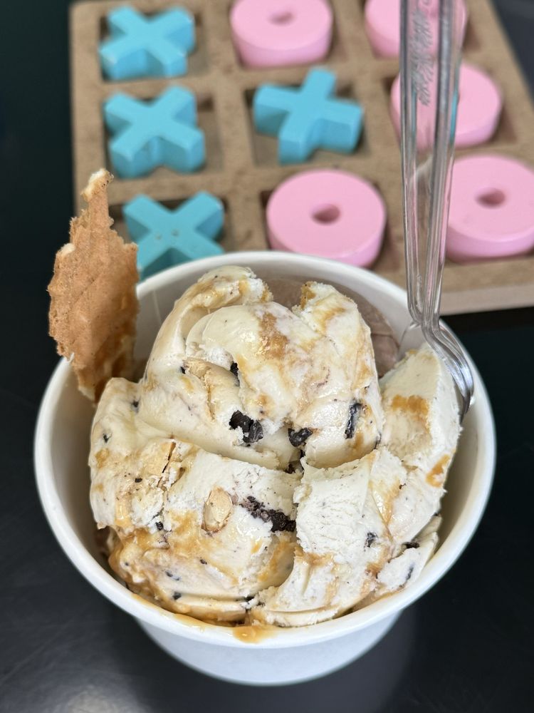 Linda Lee's Ice Cream Logo